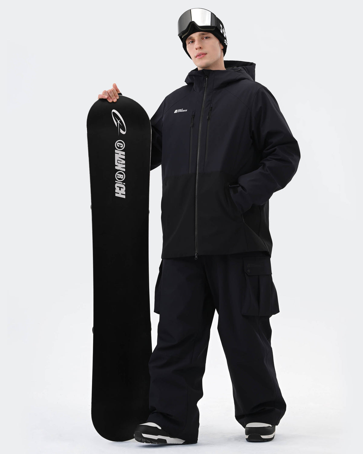 Skier wearing a blue HIGH EXPERIENCE 3-layer waterproof jacket on the mountain