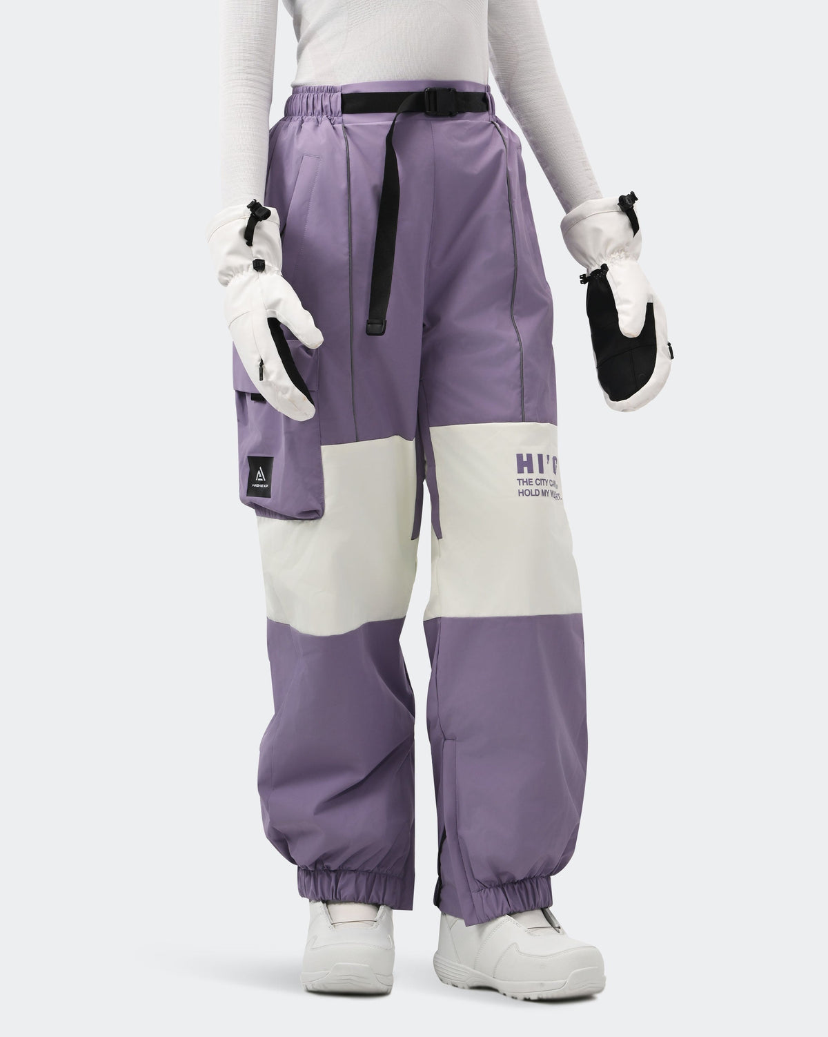Woman wearing purple HIGH EXPERIENCE baggy ski pants in a front-view product image