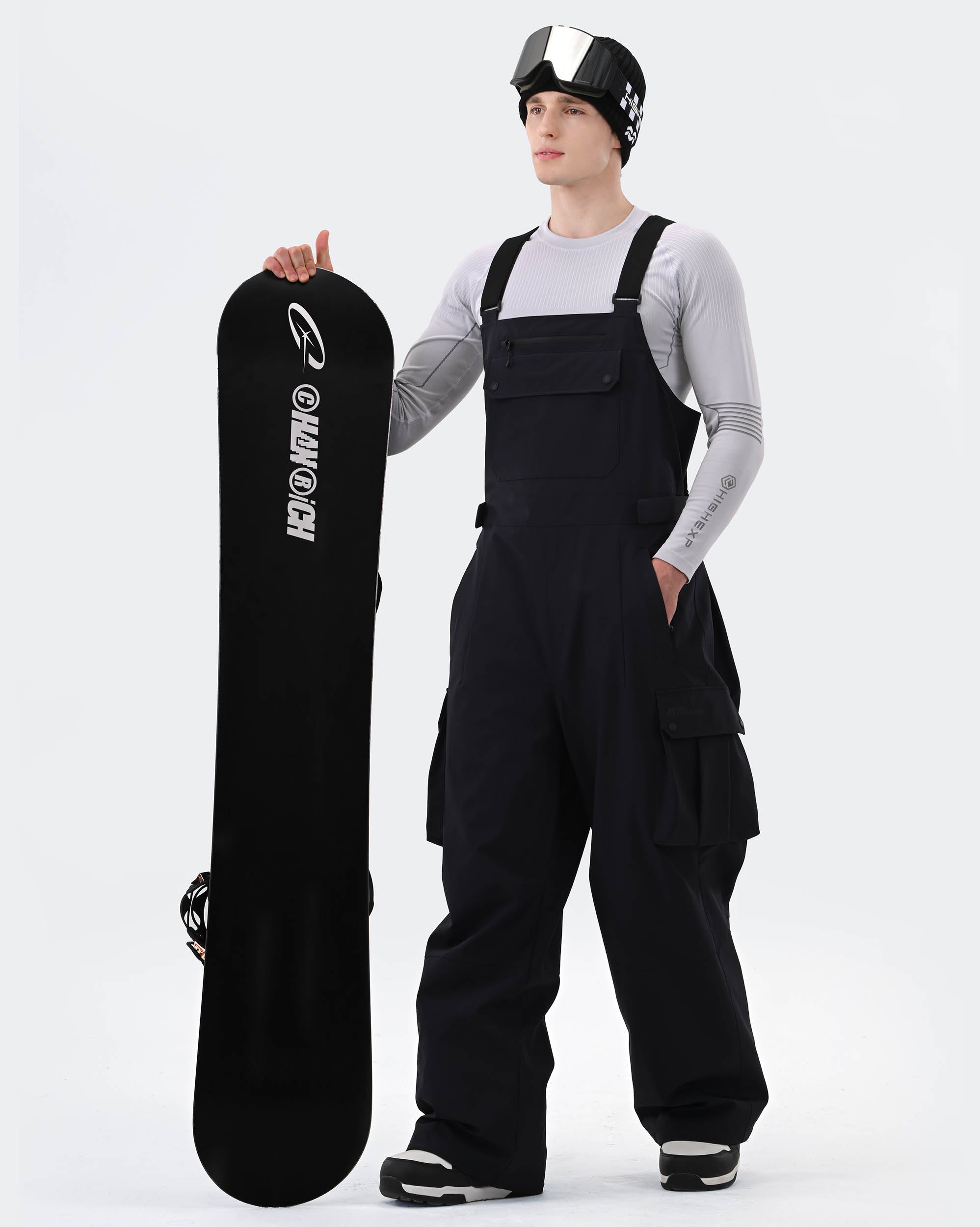 Men wearing Navy Blue 3-layer baggy snowboard bibs powder day
