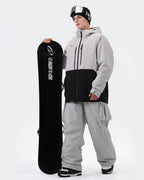 Men wearing Gray 3-layer baggy snowboard jacket on slopes
