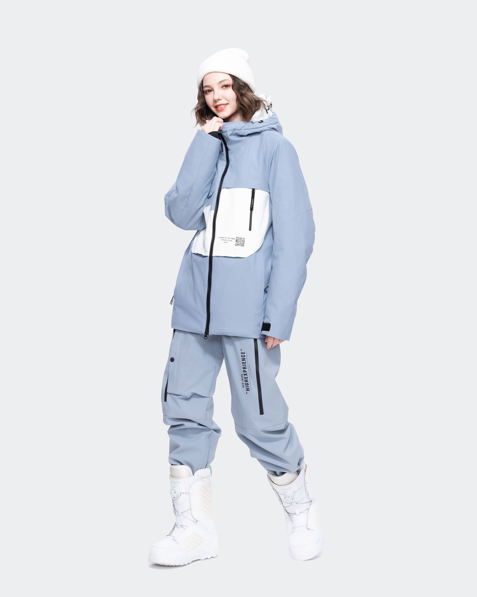 Black-Blue ski jacket side profile – relaxed fit and layering space
